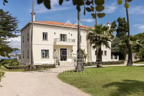 Elegant Villa breathtaking view of the Bay of Juan-les-Pins Tennis court, pool, 10 bedrooms in Cap d'Antibes, French Riviera search for sale For Super Rich