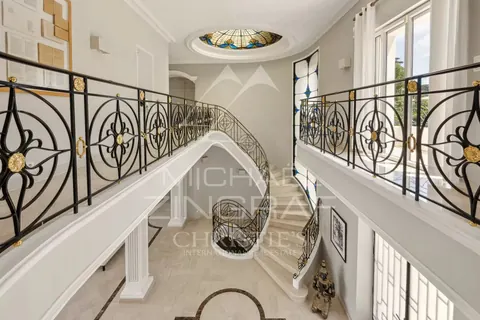 Elegant Villa breathtaking view of the Bay of Juan-les-Pins Tennis court, pool, 10 bedrooms in Cap d'Antibes, French Riviera price for sale For Super Rich