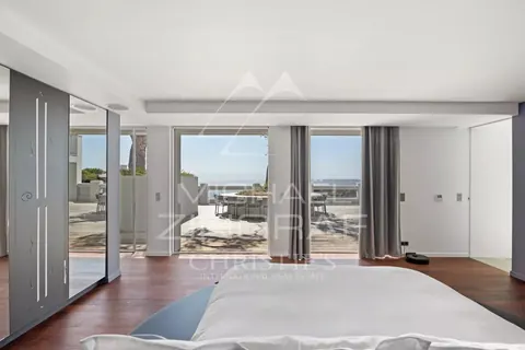 High-end Villa Waterfront 2 accesses to sea, Swimming pool, 6 bedrooms in Anthéor - French Riviera price for sale For Super Rich
