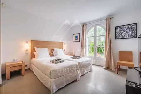 Contemporary Villa Minutes walk from Place des Lices terrace overlooking the sea, 6 bedrooms in Saint Tropez property rental For Super Rich