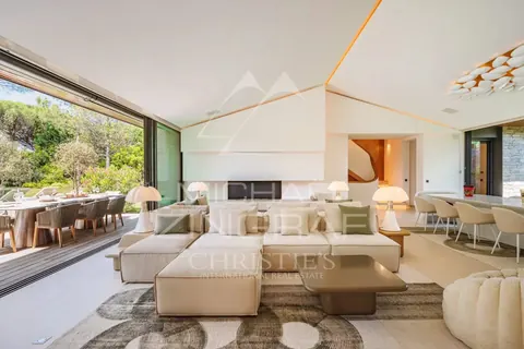 Modern Villa Near Tahiti beach swimming pool with pool house, bar, gym, 6 bedrooms in Ramatuelle - French Riviera available rental For Super Rich