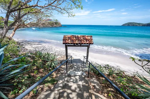 Luxury Villa Beach Front, 6 bedrooms in Playa Flamingo, Guanacaste 80276 for sale For Super Rich