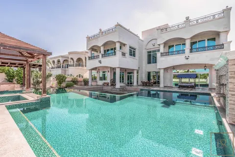 Luxury Villa Golf View Gorgeous Pool Adjoins a Jacuzzi, 6 bedrooms in Emirates Hills - Dubai Used for sale For Super Rich