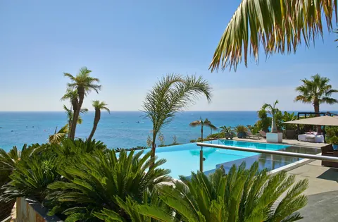 Luxury Villa Beach Front, sea view, heated saltwater pool, jacuzzi, garden fireplace, 8 bedrooms in Algarve Used for sale For Super Rich