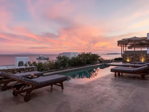 Luxury Villa Sea View, jacuzzi, swimming pool, and a beautifully landscaped garden, 7 bedrooms in Mykonos prix for sale For Super Rich