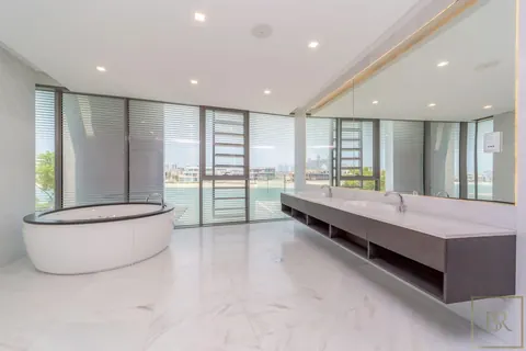 Luxury Villa Beach Front Sunset views across the sea, 5 bedrooms in Palm Jumeirah - Dubai property for sale For Super Rich