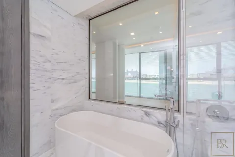 Luxury Villa Beach Front Sunset views across the sea, 5 bedrooms in Palm Jumeirah - Dubai value for sale For Super Rich