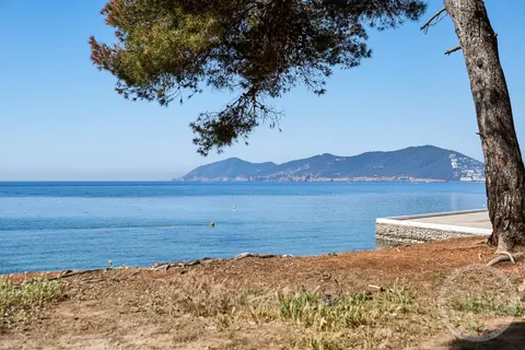 Luxury Villa Beach Front with direct access to the golden sands, 7 bedrooms in Santa Eulalia Ibiza exclusive for sale For Super Rich
