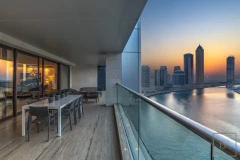 Luxury Penthouse Panoramic View overlooks the Dubai Canal and the Skyline, 5 bedrooms in Business Bay - Dubai best for sale For Super Rich