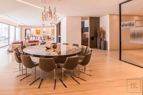 Luxury Penthouse Panoramic View overlooks the Dubai Canal and the Skyline, 5 bedrooms in Business Bay - Dubai buy for sale For Super Rich