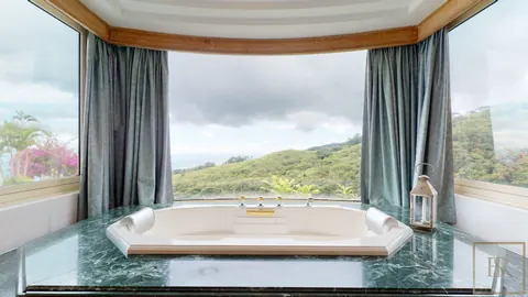 Premium Villa Panoramic View Edge of the cliff, 6 bedrooms in Tahiti photo for sale For Super Rich