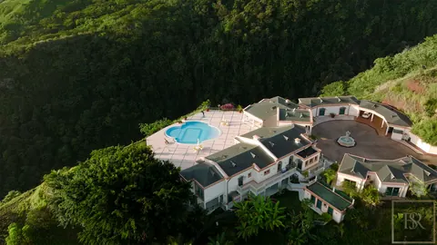 Premium Villa Panoramic View Edge of the cliff, 6 bedrooms in Tahiti best for sale For Super Rich