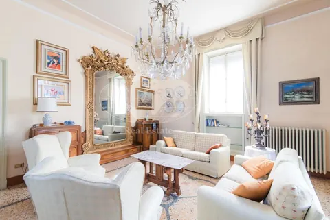 Century Villa dock for boats Lake Front, 5 bedrooms in Como Town deal for sale For Super Rich