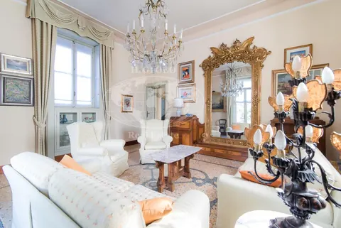 Century Villa dock for boats Lake Front, 5 bedrooms in Como Town top for sale For Super Rich