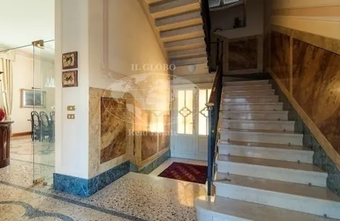 Century Villa dock for boats Lake Front, 5 bedrooms in Como Town luxury for sale For Super Rich