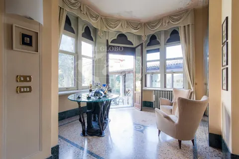 Century Villa dock for boats Lake Front, 5 bedrooms in Como Town ultra luxury for sale For Super Rich
