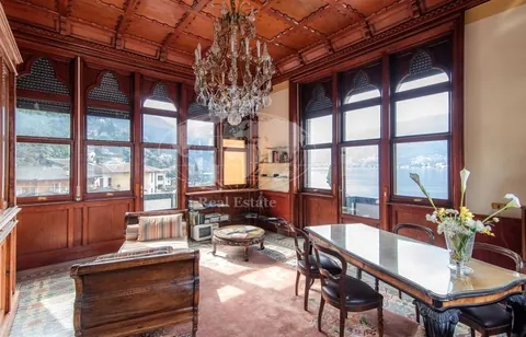 Century Villa dock for boats Lake Front, 5 bedrooms in Como Town exclusive for sale For Super Rich
