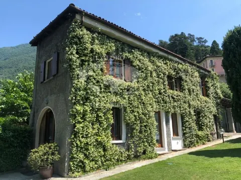 Century Villa dock for boats Lake Front, 5 bedrooms in Como Town best for sale For Super Rich