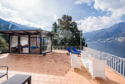 Century Villa dock for boats Lake Front, 5 bedrooms in Como Town value for sale For Super Rich