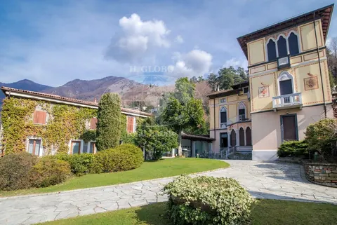 Century Villa dock for boats Lake Front, 5 bedrooms in Como Town