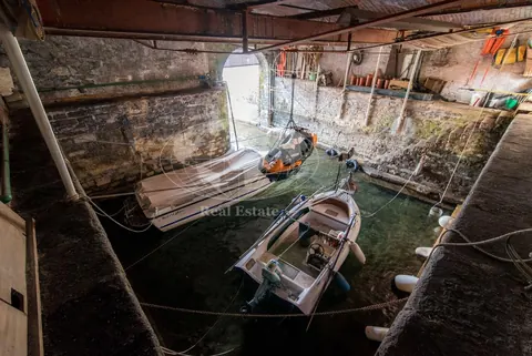 Century Villa dock for boats Lake Front, 5 bedrooms in Como Town photos for sale For Super Rich