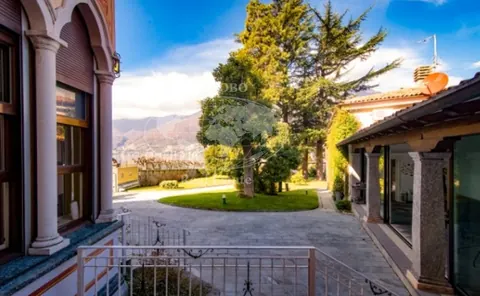 Century Villa dock for boats Lake Front, 5 bedrooms in Como Town available for sale For Super Rich