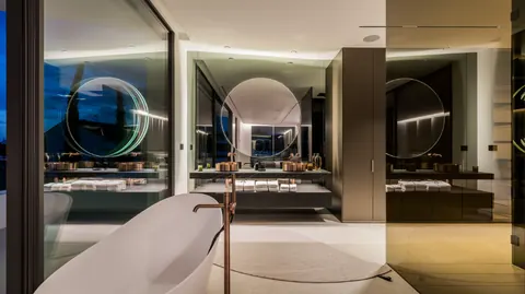 High-end Villa Elevator magnificent view, 5 bedrooms in The Golden Mile - Marbella best for sale For Super Rich