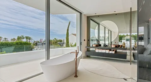 High-end Villa Elevator magnificent view, 5 bedrooms in The Golden Mile - Marbella top for sale For Super Rich