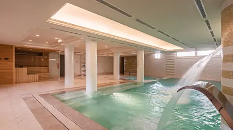 High-end Villa Sea View 4-level mansion, 10 bedrooms in Sierra Blanca - Golden Mile - Marbella exclusive for sale For Super Rich