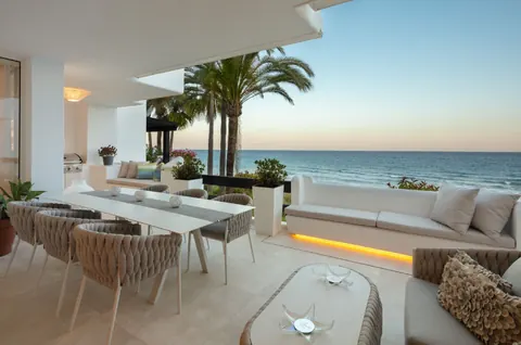 Modern Penthouse one-of-a-kind property on the Costa del So frontline, 6 bedrooms in The Golden Mile - Marbella search for sale For Super Rich
