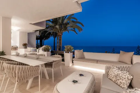 Modern Penthouse one-of-a-kind property on the Costa del So frontline, 6 bedrooms in The Golden Mile - Marbella image for sale For Super Rich
