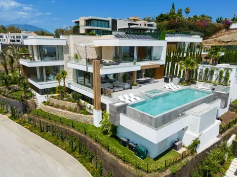 Modern Villa Indoor & outdoor pool sauna & Jacuzzi, 6 bedrooms in Benahavis La Quinta - Marbella available for sale For Super Rich