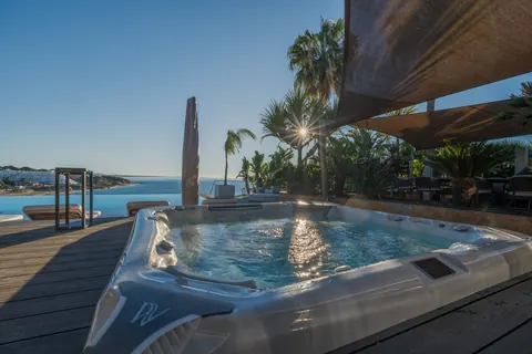 Luxury Villa Beach Front, sea view, heated saltwater pool, jacuzzi, garden fireplace, 8 bedrooms in Algarve buy for sale For Super Rich