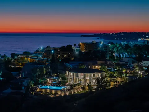 Luxury Villa Beach Front, sea view, heated saltwater pool, jacuzzi, garden fireplace, 8 bedrooms in Algarve properties for sale For Super Rich
