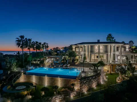 Luxury Villa Beach Front, sea view, heated saltwater pool, jacuzzi, garden fireplace, 8 bedrooms in Algarve