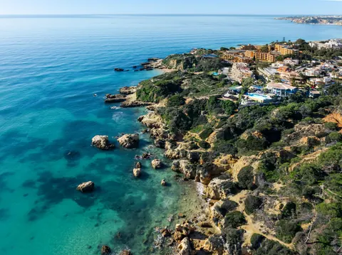 Luxury Villa Beach Front, sea view, heated saltwater pool, jacuzzi, garden fireplace, 8 bedrooms in Algarve available for sale For Super Rich