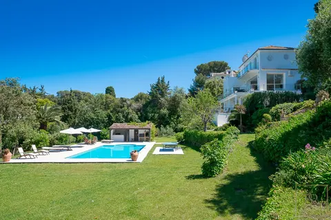 Luxury Villa Heated swimming pool and pool house. near Eden Roc hotel, 6 bedrooms in Cap d'Antibes 7201 for sale For Super Rich