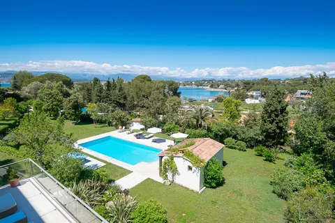Luxury Villa Heated swimming pool and pool house. near Eden Roc hotel, 6 bedrooms in Cap d'Antibes