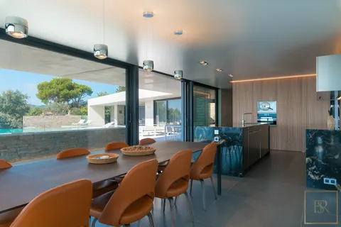 Contemporary Villa Overflowing infinity swimming pool Panoramic sea view, 5 bedrooms in Grimaud property for sale For Super Rich