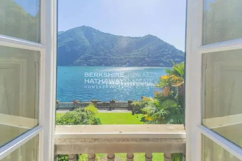 Century 19th Apartment Panoramic View, boathouse, terrace, 3 bedrooms in Como available for sale For Super Rich