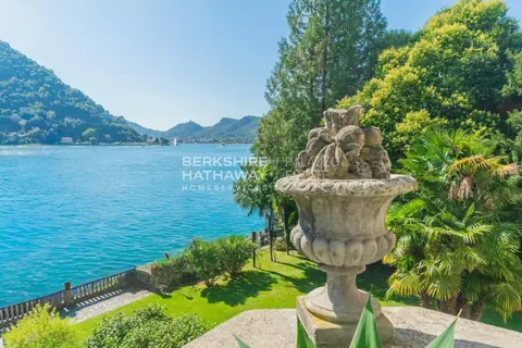 Century 19th Apartment Panoramic View, boathouse, terrace, 3 bedrooms in Como ultra luxury for sale For Super Rich
