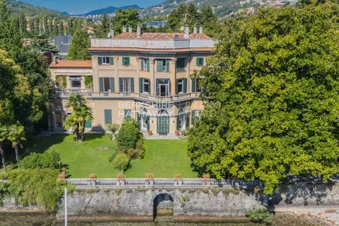 Century 19th Apartment Panoramic View, boathouse, terrace, 3 bedrooms in Como expensive for sale For Super Rich