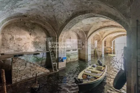 Century 19th Apartment Panoramic View, boathouse, terrace, 3 bedrooms in Como exclusive for sale For Super Rich