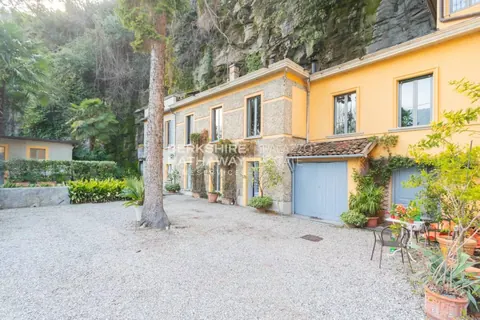 Century Villa looks directly on the lake with access for swimming, 8 bedrooms in Moltrasio - Lake Como expensive for sale For Super Rich