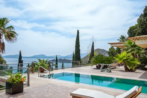 Luxury Villa Beach Front with unrivalled views, 7 bedrooms in Mallorca search for sale For Super Rich