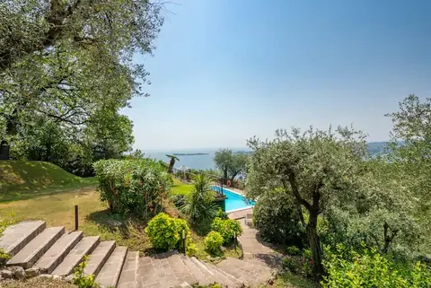 High-end Villa Lake View botanical garden, 6 bedrooms in Gardone Riviera - Lake Garda available for sale For Super Rich