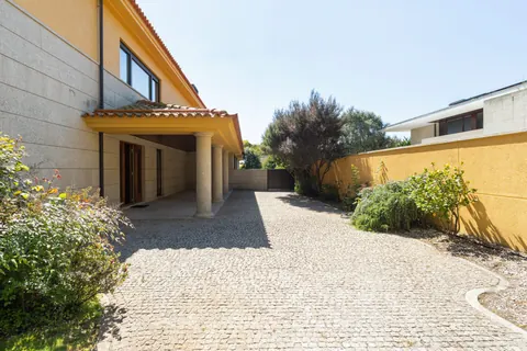 Elegant Villa Panoramic View heated outdoor pool, 5 bedrooms in Porto Used for sale For Super Rich