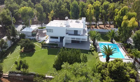 Elegant Villa Private huge Garden large swimming pool, 4 bedrooms in Voula