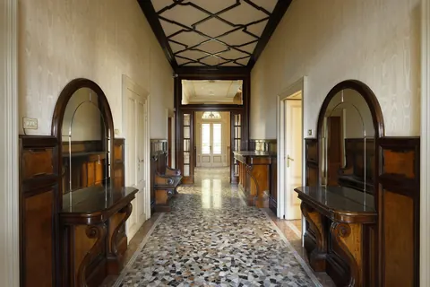 High-end Villa Lake View, 10 bedrooms in Lake Como top for sale For Super Rich