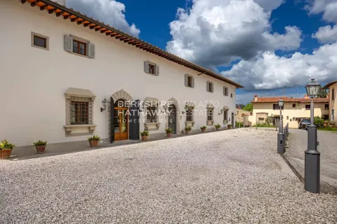 Country Villa Panoramic View of the surrounding valley, 9 bedrooms in Florence Used for sale For Super Rich